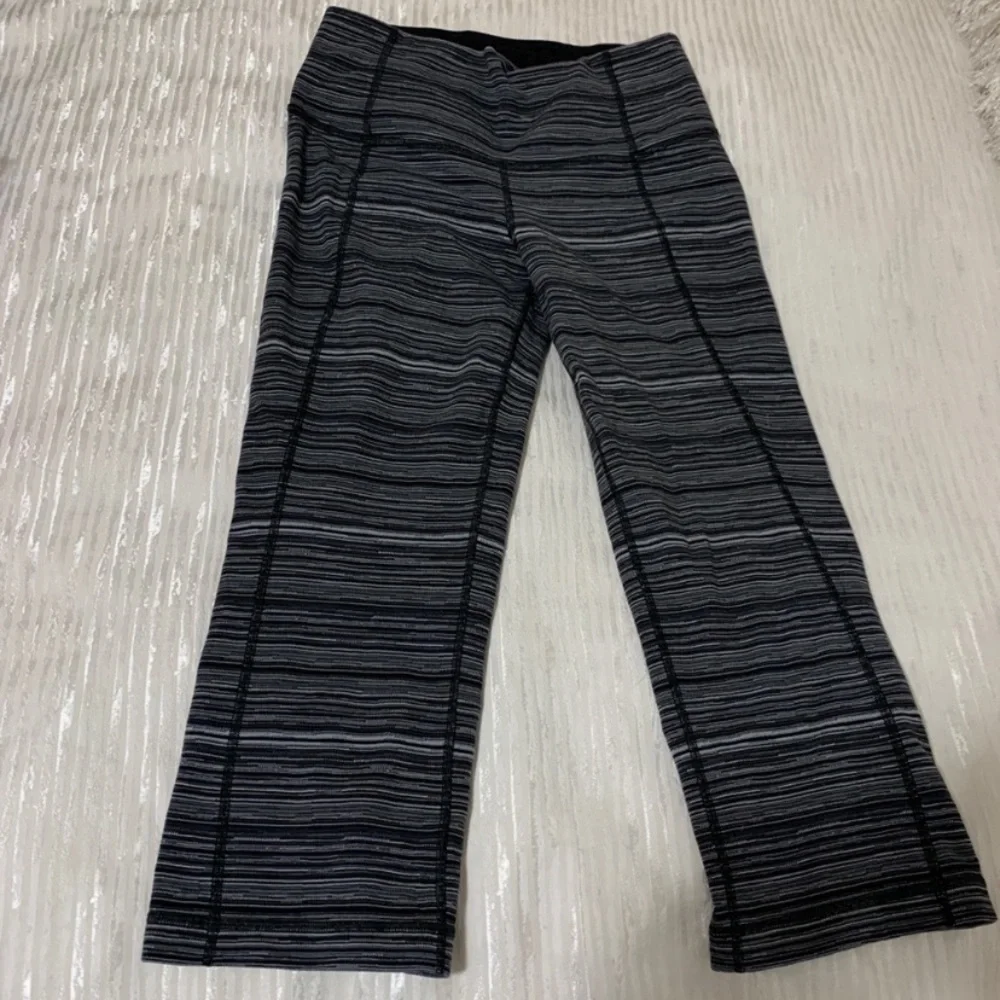 Lululemon gather and crow crop leggings - Picture 3 of 6
